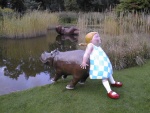 Jeune fille avec hippopotame